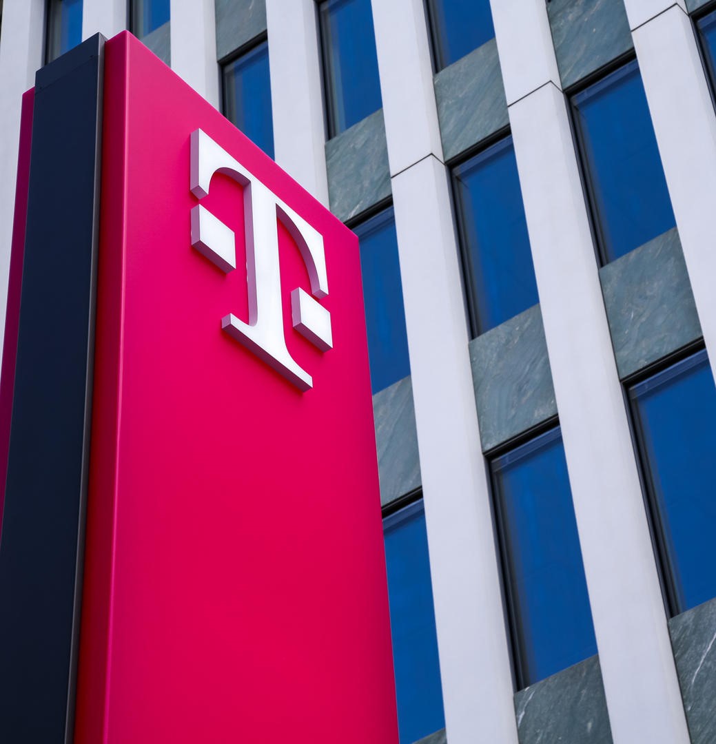 Bild eines Telekom Schilds vor einem Gebäude