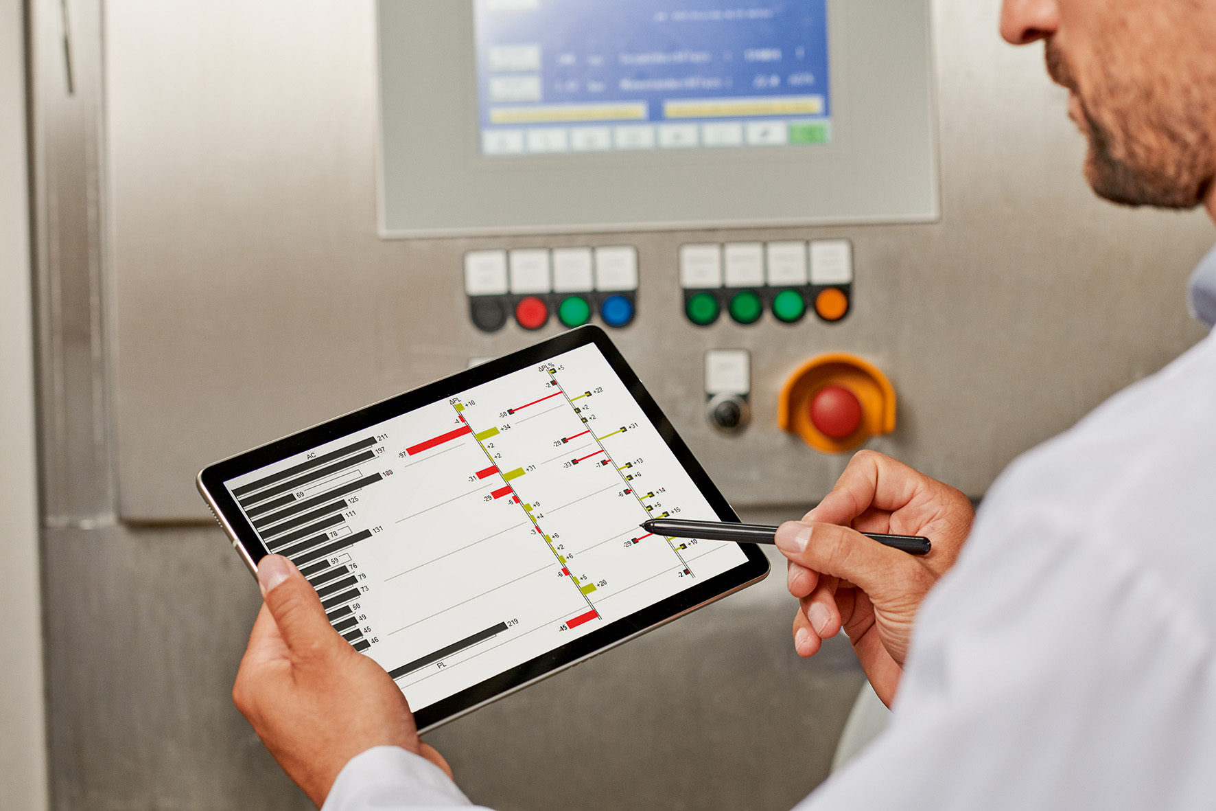 Bild einer Person, die Assets auf ihrem Tablet checkt