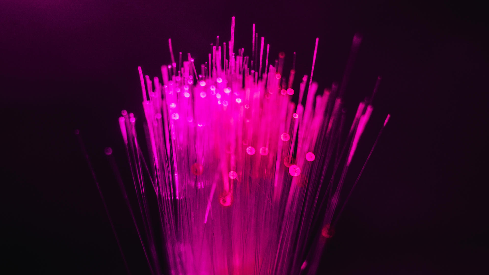 Bild einer Magenta farbenen Explosion